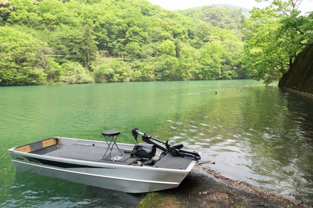 アルミボートと小規模ダム